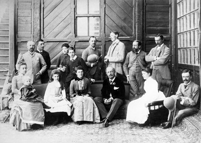 Lord en Lady Dufferin en Groep bij de Onderkoninklijke Lodge, Shimla, ca. 1884-88 door English Photographer